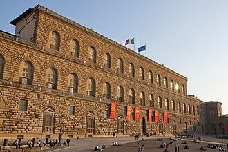 Rūmų fasadas Piti aikštėje