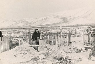 Politinė kalinė Onutė Milušauskaitė (suimta 1945 m. kaip Lietuvos partizanų pasiuntinė) prie dukters kapo Ust Omčiuge, 1955 m.